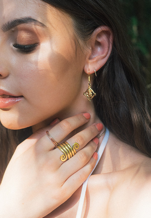 Gold ear ring