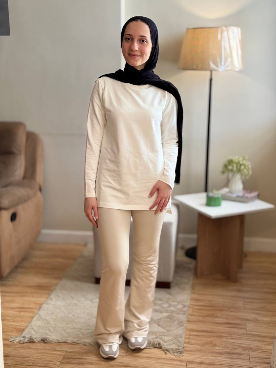 Beige Pants Image 3